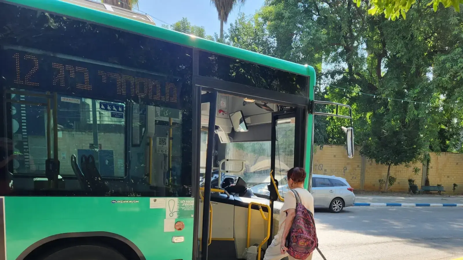 אישה עולה לאוטובוס, קריית שמונה, 14 באוגוסט 2024 אישה עולה לאוטובוס, קריית שמונה, 14 באוגוסט 2024