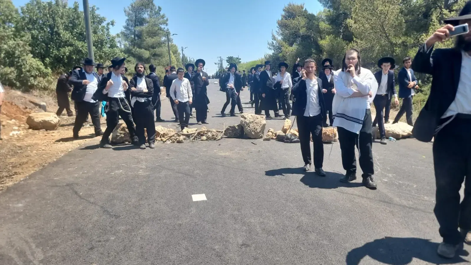 הפגנה בלתי חוקית במהלכה הגיעו מאות מפגינים, חסמו צירי תנועה והציתו אש בסמוך לגדרות בסיס צהל בצפון. 14 באוגוסט 2024 הפגנה בלתי חוקית במהלכה הגיעו מאות מפגינים, חסמו צירי תנועה והציתו אש בסמוך לגדרות בסיס צהל בצפון. 14 באוגוסט 2024