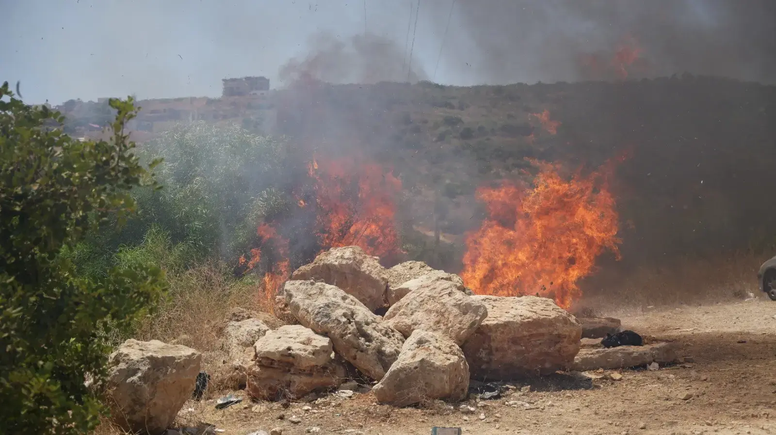 הפגנה בלתי חוקית במהלכה הגיעו מאות מפגינים, חסמו צירי תנועה והציתו אש בסמוך לגדרות בסיס צהל בצפון. 14 באוגוסט 2024 הפגנה בלתי חוקית במהלכה הגיעו מאות מפגינים, חסמו צירי תנועה והציתו אש בסמוך לגדרות בסיס צהל בצפון. 14 באוגוסט 2024