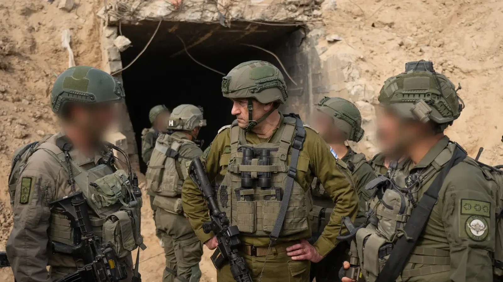 הרמטכ״ל בהערכת מצב בציר פילדלפי שבמרחב רפיח בדרום רצועת עזה,14 באוגוסט 2024 הרמטכ״ל בהערכת מצב בציר פילדלפי שבמרחב רפיח בדרום רצועת עזה,14 באוגוסט 2024
