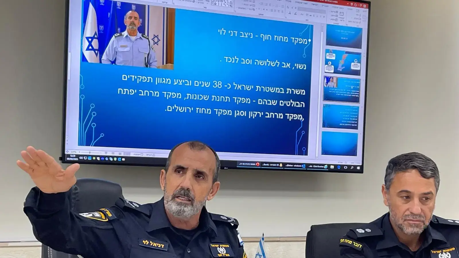 דני לוי, ממ"ז חוף עם הדובר אריה דורון דני לוי, ממ"ז חוף עם הדובר אריה דורון