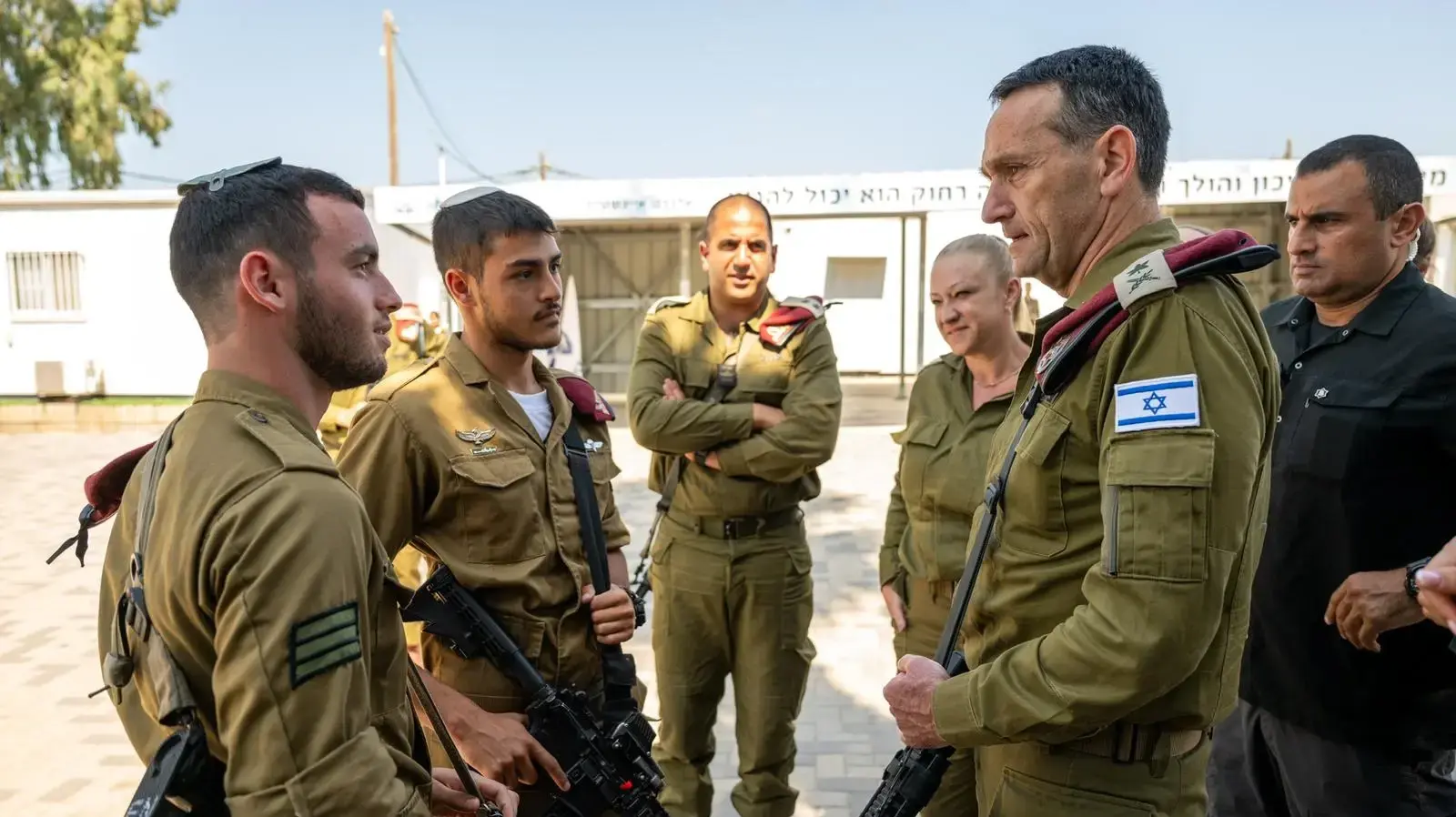 הרמטכ"ל למתגייסי הצנחנים: אנחנו לא מוכנים שתהיה הנוכחות והיכולת של חמאס ברצועת עזה.15 באוסט 2024
הרמטכ"ל למתגייסי הצנחנים: אנחנו לא מוכנים שתהיה הנוכחות והיכולת של חמאס ברצועת עזה.15 באוסט 2024