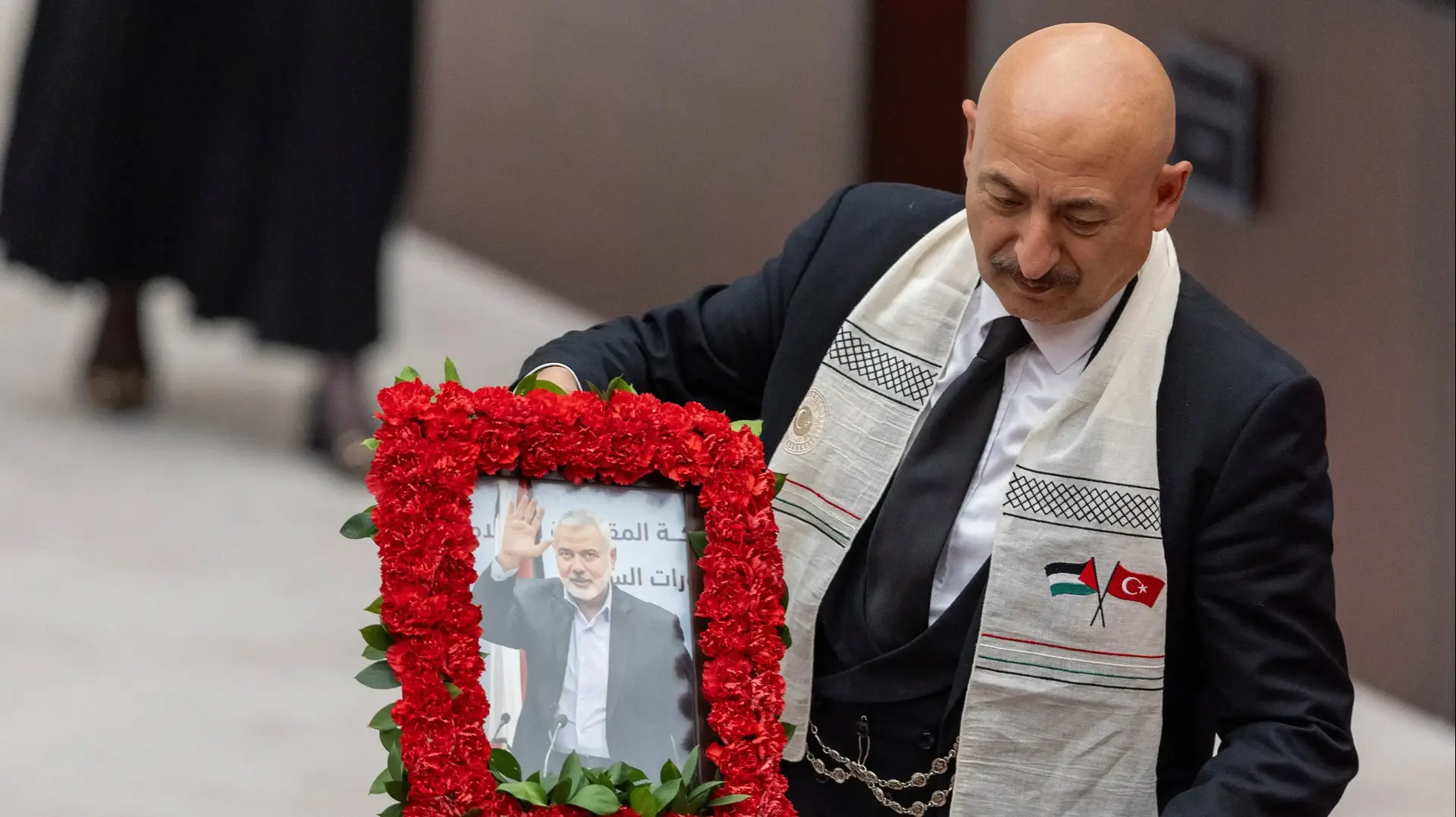 חבר מפלגת השלטון בטורקיה מציג את תמונתו של מנהיג חמאס הנייה בזמן נאום אבו מאזן בפרלמנט, 15 באוגוסט 2024 חבר מפלגת השלטון בטורקיה מציג את תמונתו של מנהיג חמאס הנייה בזמן נאום אבו מאזן בפרלמנט, 15 באוגוסט 2024