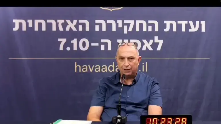 ניצב בדימוס אמנון אלקלעי, לשעבר ראש אגף מבצעים במשטרה, בעדות בוועדת החקירה האזרחית לאסון 7 באוקטובר, 15 באוגוסט 2024 ניצב בדימוס אמנון אלקלעי, לשעבר ראש אגף מבצעים במשטרה, בעדות בוועדת החקירה האזרחית לאסון 7 באוקטובר, 15 באוגוסט 2024
