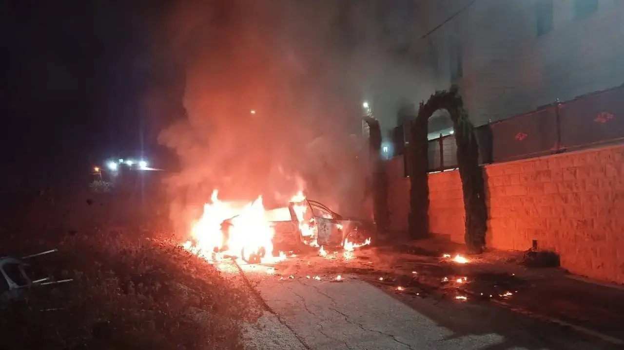 מתנחלים מציתים כלי רכב ובתים בכפר פלסטיני, 15 באוגוסט 2024 מתנחלים מציתים כלי רכב ובתים בכפר פלסטיני, 15 באוגוסט 2024