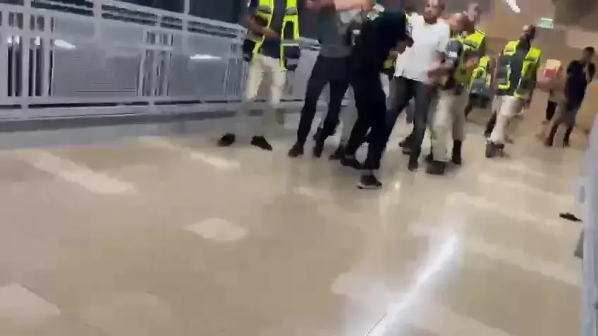 מבקרים מתעמתים עם מאבטחים במרכז הרפואי סורוקה בבאר שבע, 15 באוגוסט