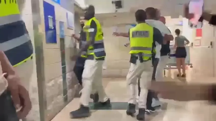 מבקרים מתעמתים עם מאבטחים במרכז הרפואי סורוקה בבאר שבע, 15 באוגוסט מבקרים מתעמתים עם מאבטחים במרכז הרפואי סורוקה בבאר שבע, 15 באוגוסט