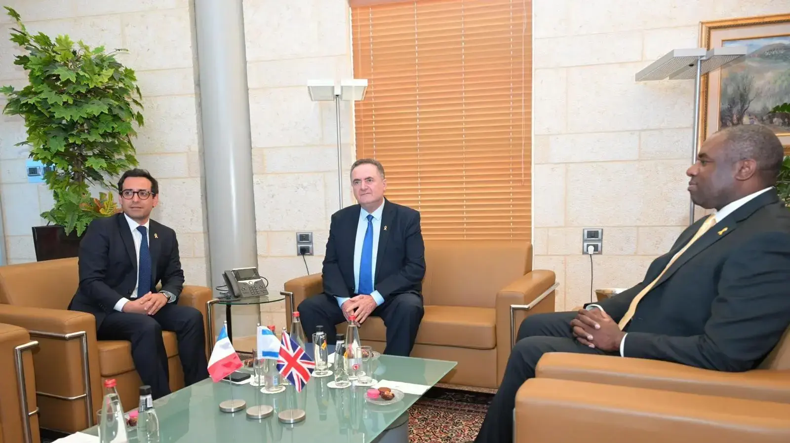 שר החוץ ישראל כ"ץ עם שר החוץ הצרפתי סטפן סז'ורנה ומזכיר החוץ הבריטי דיוויד לאמי שהגיעו לישראל במטרה למנוע הסלמה אזורית ולקדם עסקת חטופים
16 באוגוסט 2024 שר החוץ ישראל כ"ץ עם שר החוץ הצרפתי סטפן סז'ורנה ומזכיר החוץ הבריטי דיוויד לאמי שהגיעו לישראל במטרה למנוע הסלמה אזורית ולקדם עסקת חטופים
16 באוגוסט 2024