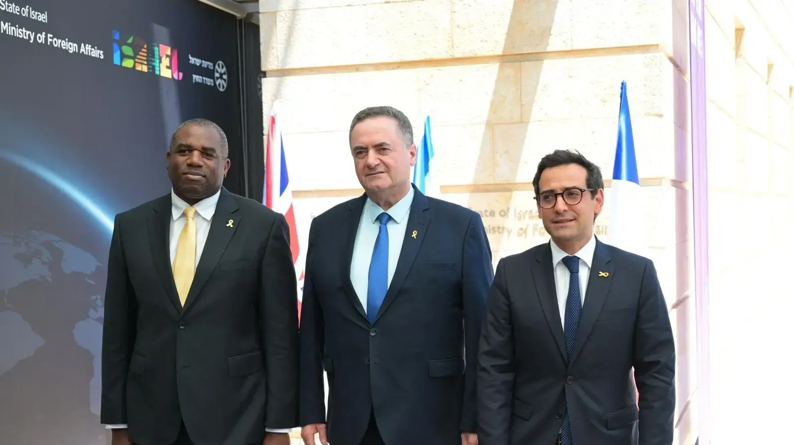 שר החוץ ישראל כ"ץ עם שר החוץ הצרפתי סטפן סז'ורנה ומזכיר החוץ הבריטי דיוויד לאמי שהגיעו לישראל במטרה למנוע הסלמה אזורית ולקדם עסקת חטופים
16 באוגוסט 2024 שר החוץ ישראל כ"ץ עם שר החוץ הצרפתי סטפן סז'ורנה ומזכיר החוץ הבריטי דיוויד לאמי שהגיעו לישראל במטרה למנוע הסלמה אזורית ולקדם עסקת חטופים
16 באוגוסט 2024