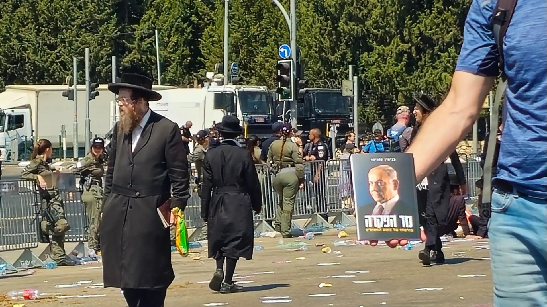 הספר "מר הפקרה" בהפגנת החרדים ליד הבקו"ם הספר "מר הפקרה" בהפגנת החרדים ליד הבקו"ם