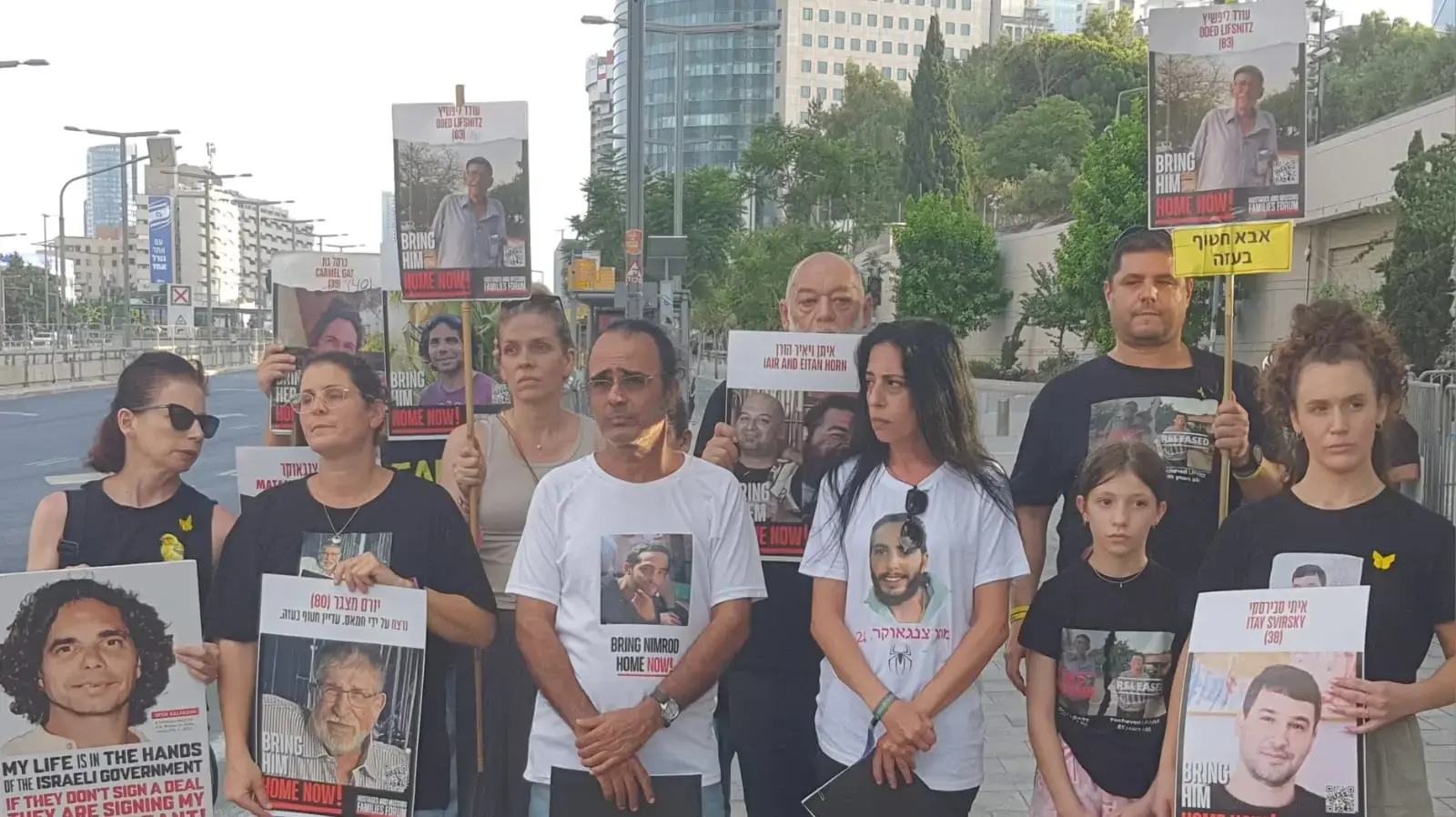 הצהרת משפחות חטופים בדרישה לאשר את העסקה להשבת בניהן, שער בגין, 17 באוגוסט 2024 הצהרת משפחות חטופים בדרישה לאשר את העסקה להשבת בניהן, שער בגין, 17 באוגוסט 2024