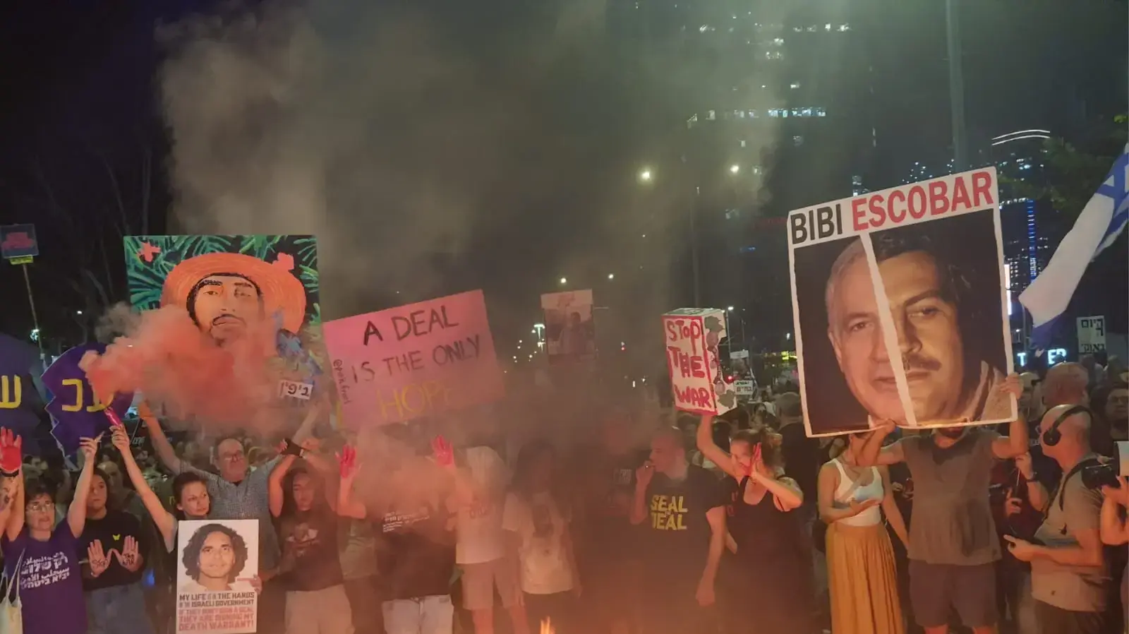 הבערת מדורה בהפגנה בדרישה לאשר עסקה להשבת חטופים, קפלן, 17 באוגוסט 2024 הבערת מדורה בהפגנה בדרישה לאשר עסקה להשבת חטופים, קפלן, 17 באוגוסט 2024