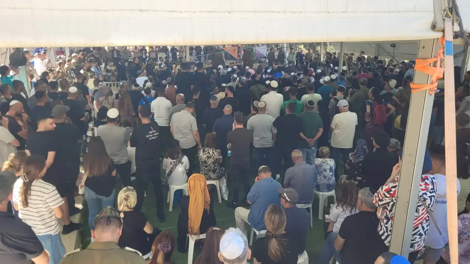 בבית העלמין הצבאי הר הרצל בירושלים מובא לקבורה בשעה זו רס"מ (מיל') מרדכי יוסף בן שועם, מגבע בנימין, נהג משא כבד בגדוד 8119 שבחטיבת ירושלים בחיל הלוגיסטיקה. 18 באוגוסט 2024 בבית העלמין הצבאי הר הרצל בירושלים מובא לקבורה בשעה זו רס"מ (מיל') מרדכי יוסף בן שועם, מגבע בנימין, נהג משא כבד בגדוד 8119 שבחטיבת ירושלים בחיל הלוגיסטיקה. 18 באוגוסט 2024