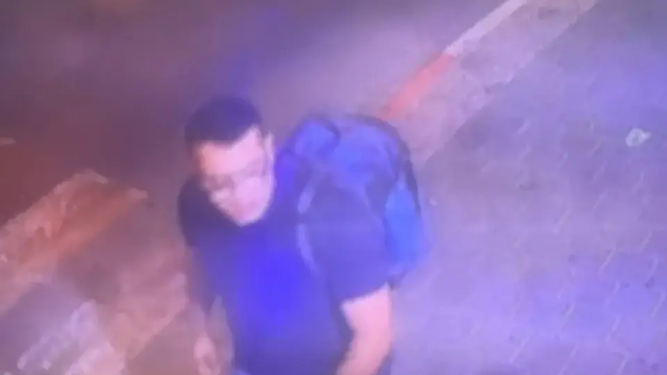 תיעוד ניסיון הפיגוע בתל אביב, המחבל מסתובב בתל אביב דקות לפני שהתפוצץ תיעוד ניסיון הפיגוע בתל אביב, המחבל מסתובב בתל אביב דקות לפני שהתפוצץ