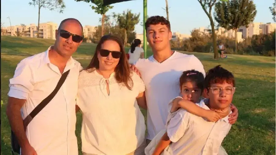 עמית כשר ומשפחתו, מעין השלושה כרגע מפונים לנתיבות. עמית כשר ומשפחתו, מעין השלושה כרגע מפונים לנתיבות.