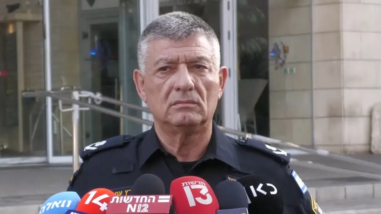 מפקד מחוז תל אביב ניצב פרץ עמר בהצהרה לתקשורת בהמשך לפיגוע שהתרחש בתל אביב. מפקד מחוז תל אביב ניצב פרץ עמר בהצהרה לתקשורת בהמשך לפיגוע שהתרחש בתל אביב.