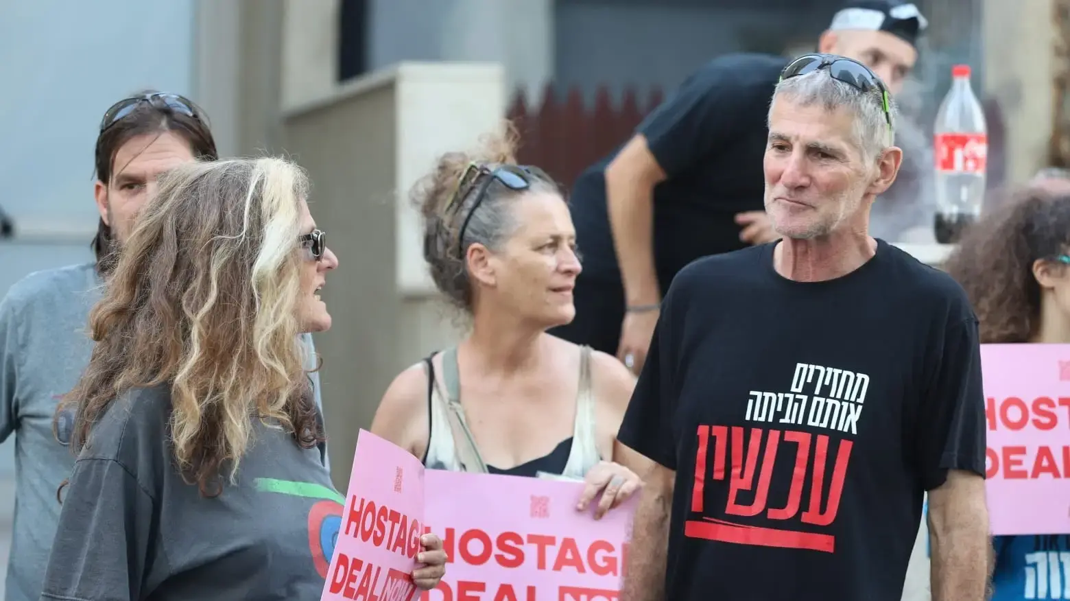 יאיר גולן עם משפחות החטופים ברחוב הירקון מול בלינקן. 19 באוגוסט 2024 יאיר גולן עם משפחות החטופים ברחוב הירקון מול בלינקן. 19 באוגוסט 2024