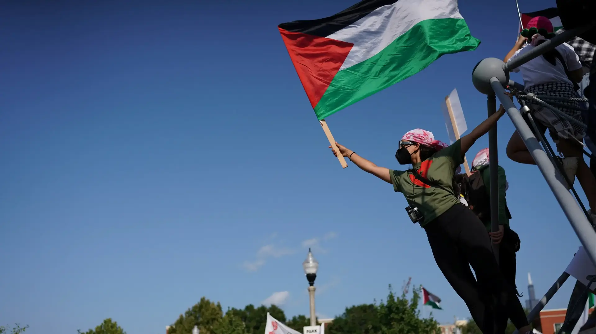 הפגנות פרו פלסטיניות מחוץ לוועידת המפלגה הדמוקרטית בשיקגו, היום הראשון, 20 באוגוסט 2024 הפגנות פרו פלסטיניות מחוץ לוועידת המפלגה הדמוקרטית בשיקגו, היום הראשון, 20 באוגוסט 2024