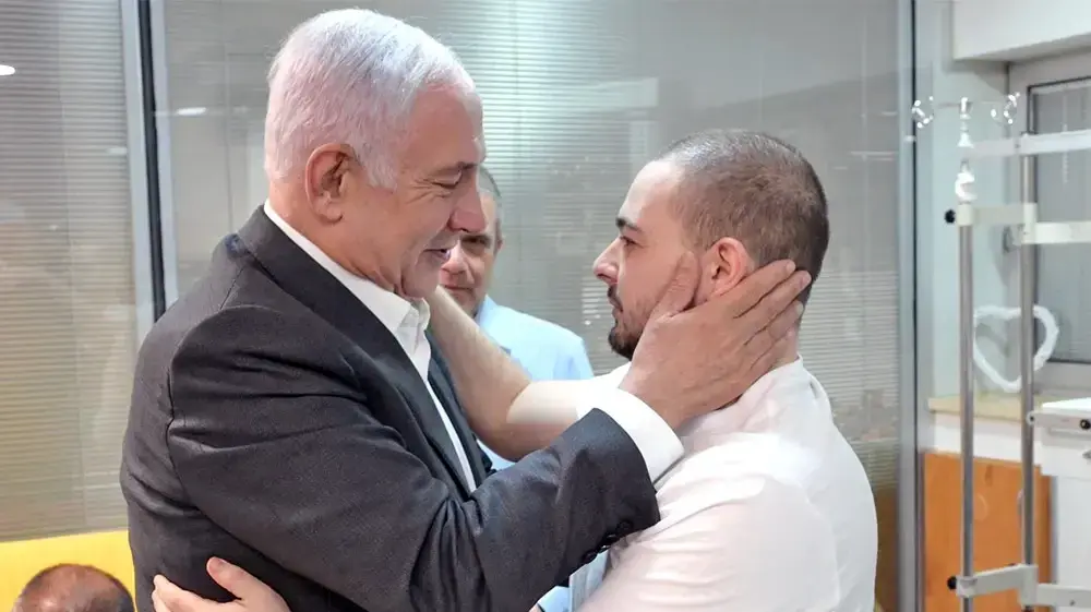 ראש הממשלה בנימין נתניהו עם החטוף אלמוג מאיר ג'אן ראש הממשלה בנימין נתניהו עם החטוף אלמוג מאיר ג'אן