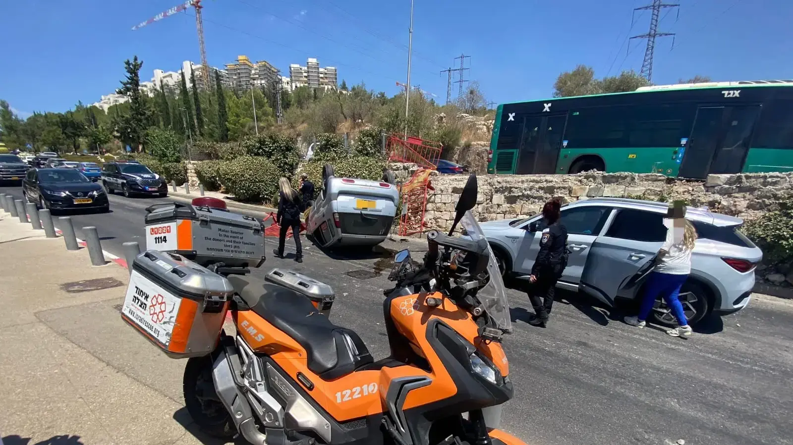 צוותי הרפואה של איחוד הצלה העניקו סיוע רפואי לנהג שנפצע קל לאחר שרכבו התהפך כתוצאה מתאונה.20 באוגוסט 2024 צוותי הרפואה של איחוד הצלה העניקו סיוע רפואי לנהג שנפצע קל לאחר שרכבו התהפך כתוצאה מתאונה.20 באוגוסט 2024