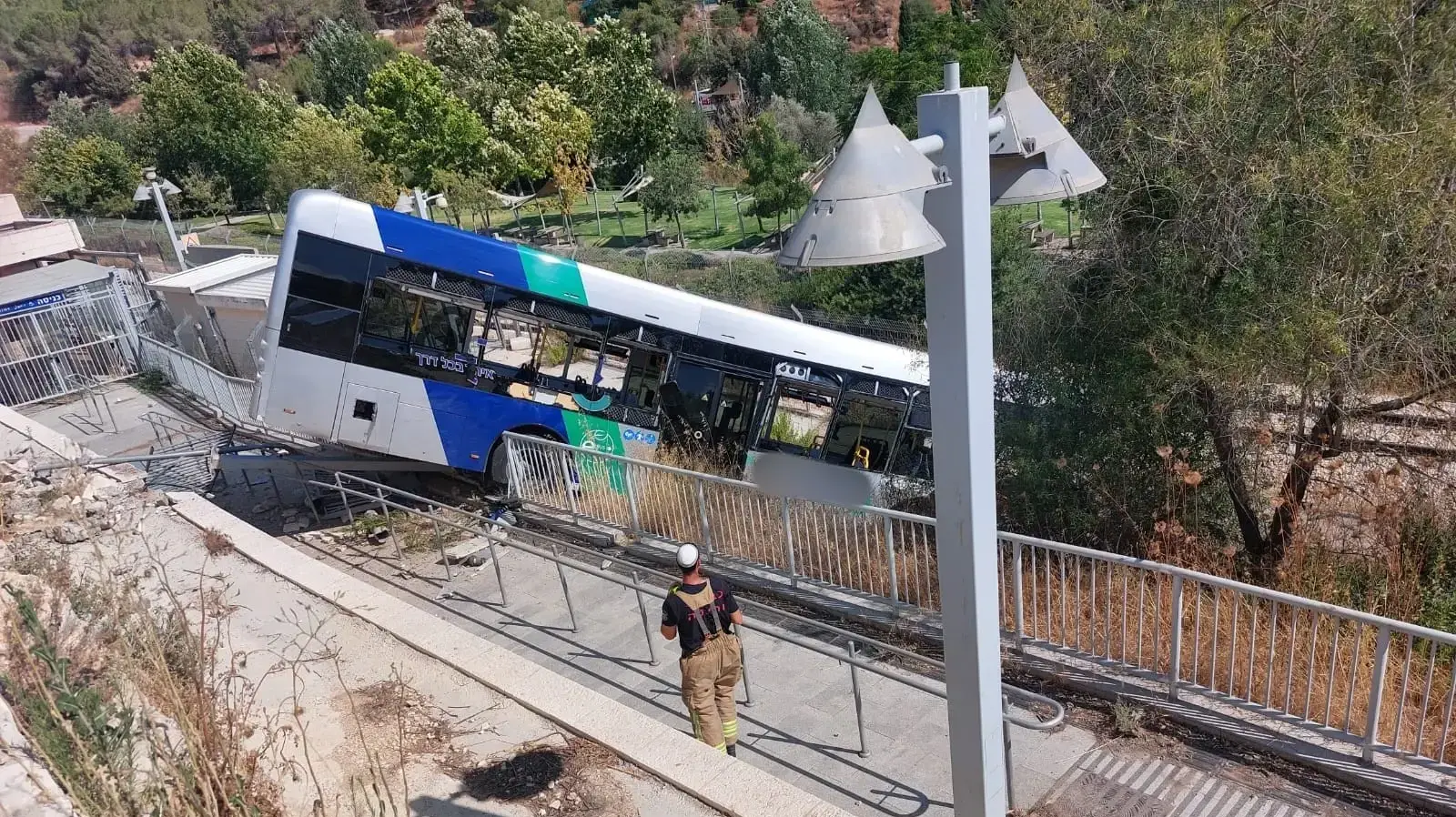 תאונת אוטובוס ליד גן החיות בירושלים תאונת אוטובוס ליד גן החיות בירושלים