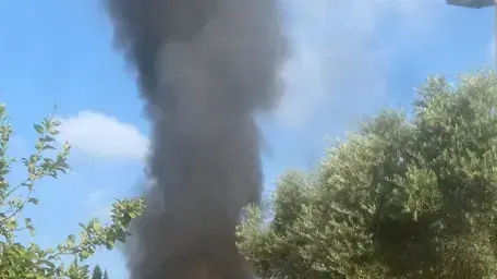 שריפה בשל נפילת רקטה על בית, קצרין, 21 באוגוסט 2024 שריפה בשל נפילת רקטה על בית, קצרין, 21 באוגוסט 2024