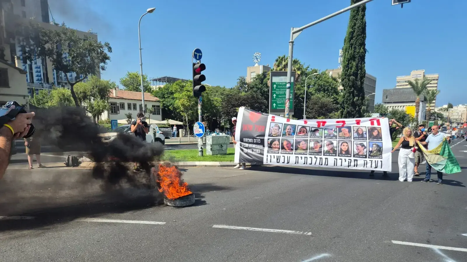 מחאת משפחות תצפיתניות שנפלו במוצב נחל עוז לקראת חילופי ראש אמ"ן, הקריה ת"א, 21 באוגוסט 2024