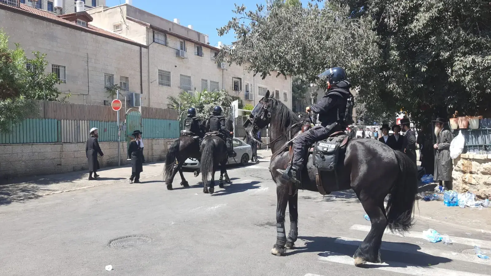 פרשי משטרה במהלך הפגנת חרדים, לשכת גיוס ירושלים, 21 באוגוסט 2024 פרשי משטרה במהלך הפגנת חרדים, לשכת גיוס ירושלים, 21 באוגוסט 2024