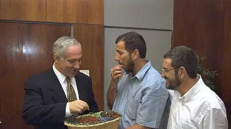 סמי בר לב, אלי מלכה, יו"ר ועד ישובי הגולן עם בנימין נתניהו, 1996 סמי בר לב, אלי מלכה, יו"ר ועד ישובי הגולן עם בנימין נתניהו, 1996