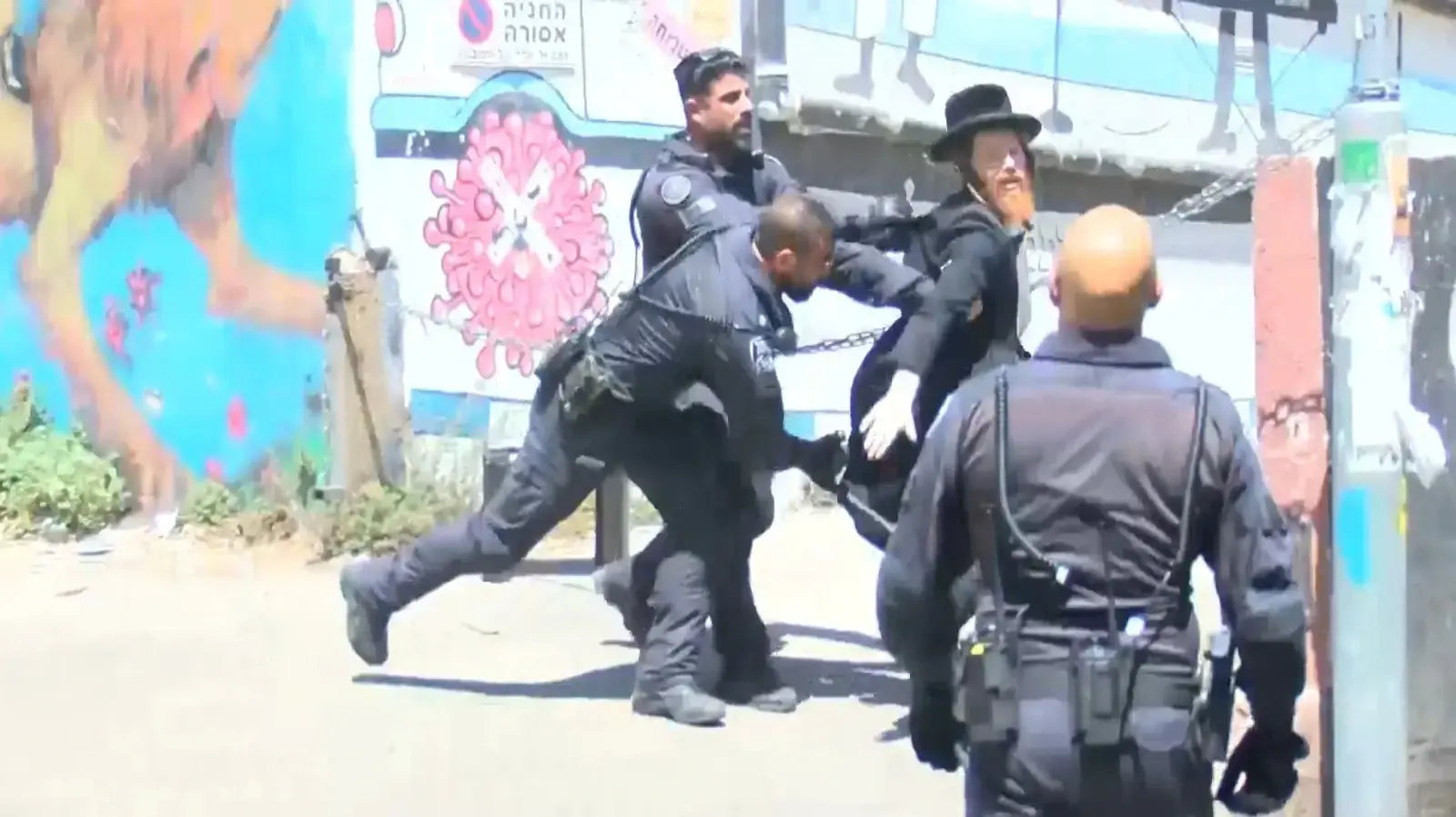 מעצר משטרתי במהלך הפגנת חרדים, לשכת גיוס ירושלים, 21 באוגוסט 2024 מעצר משטרתי במהלך הפגנת חרדים, לשכת גיוס ירושלים, 21 באוגוסט 2024