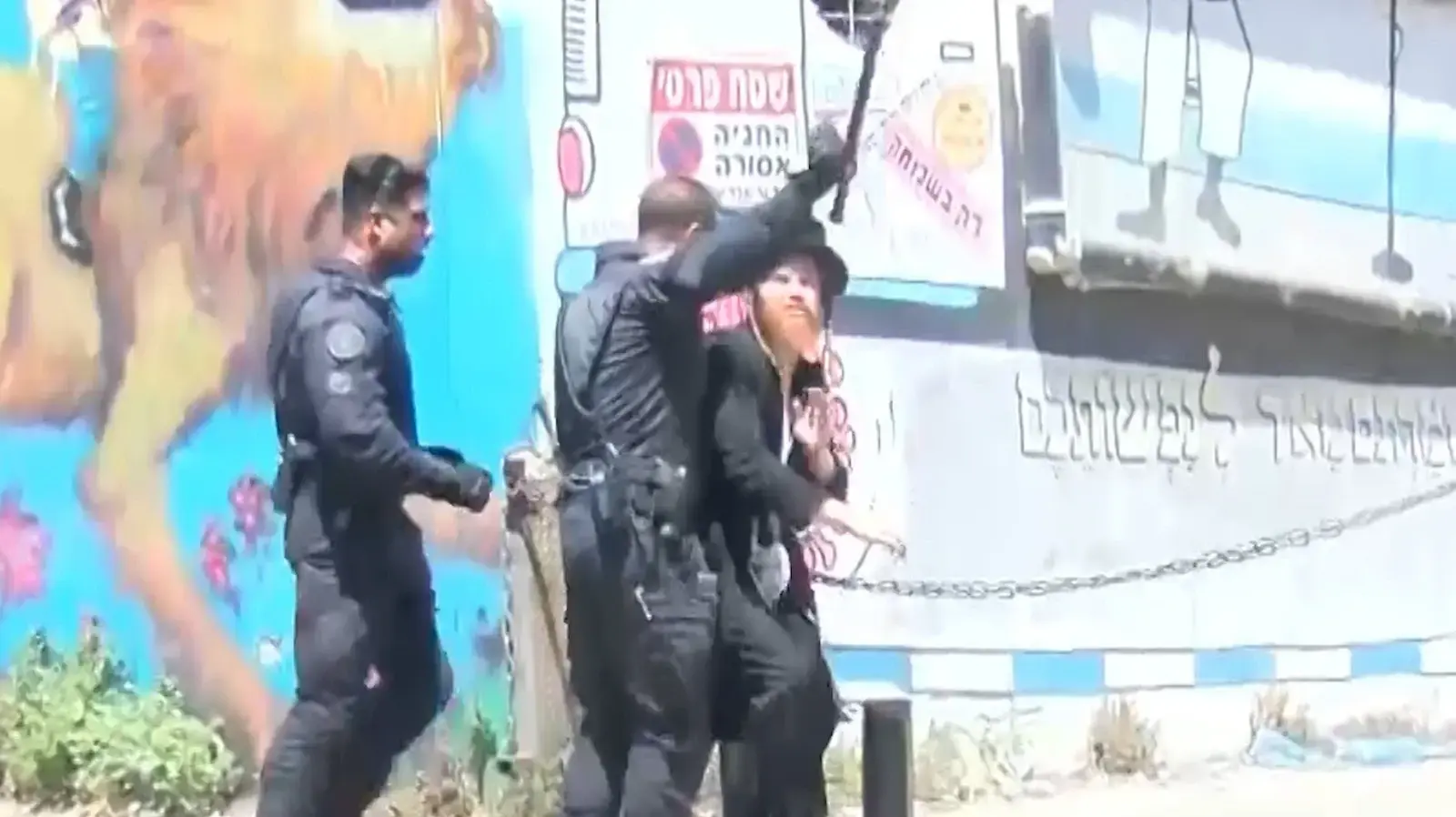 מעצר משטרתי במהלך הפגנת חרדים, לשכת גיוס ירושלים, 21 באוגוסט 2024 מעצר משטרתי במהלך הפגנת חרדים, לשכת גיוס ירושלים, 21 באוגוסט 2024