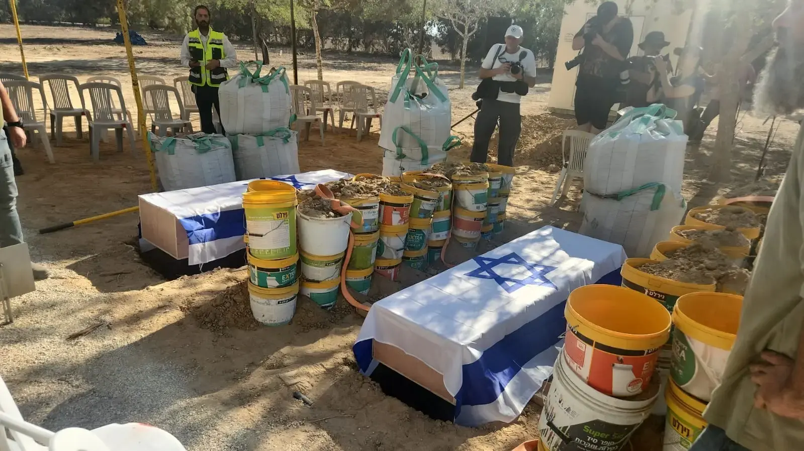 לוויתם של אברהם מונדר והעברת קברו של רועי מונדר קיבוץ ,ניר עוז.21 באוגוסט 2024 