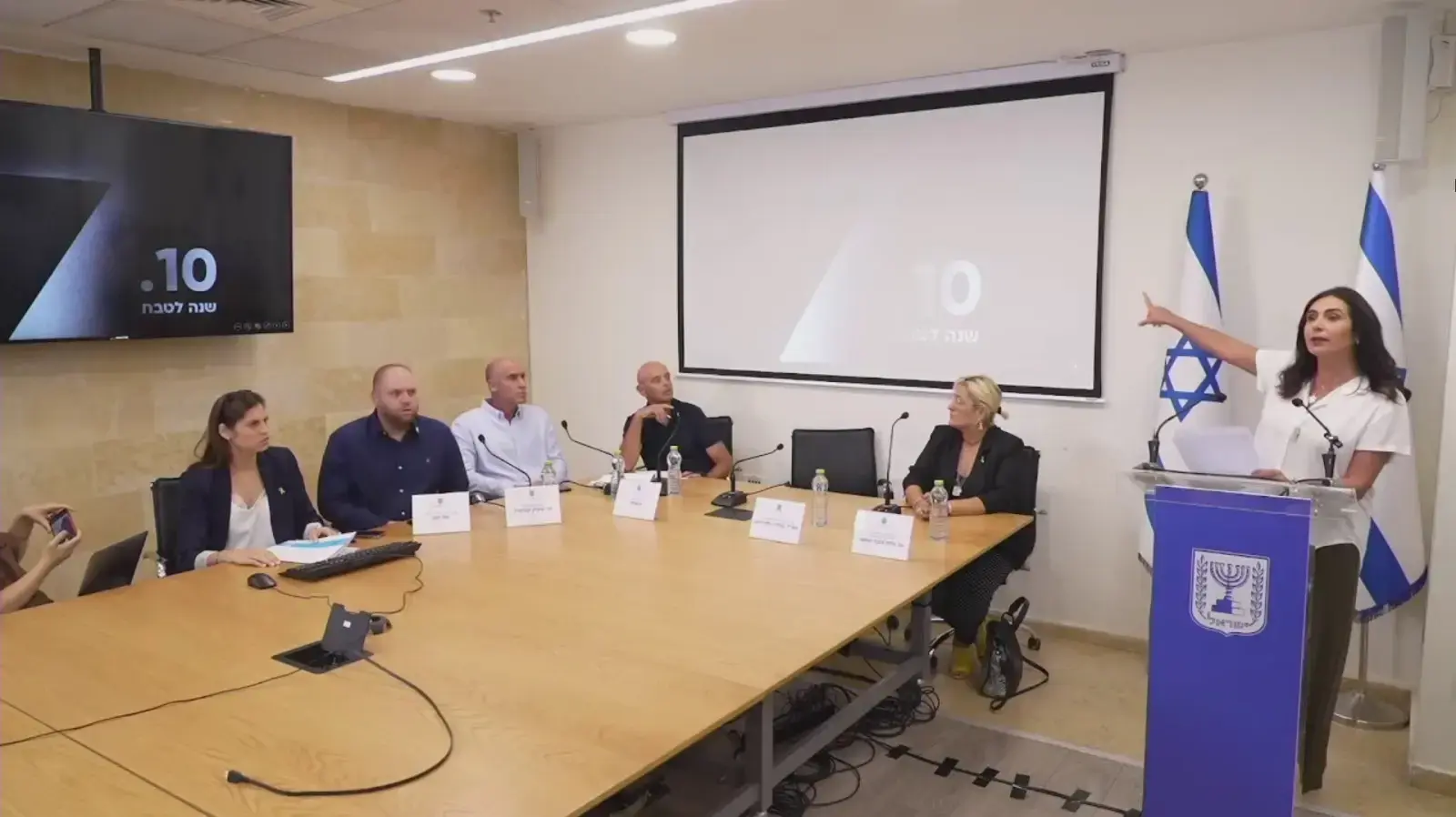 מירי רגב במסיבת עיתונאים בנושא הערכות לטקס הממלכתי לציון שנה לטבח השבעה באוקטובר ולמלחמת חרבות ברזל מירי רגב במסיבת עיתונאים בנושא הערכות לטקס הממלכתי לציון שנה לטבח השבעה באוקטובר ולמלחמת חרבות ברזל