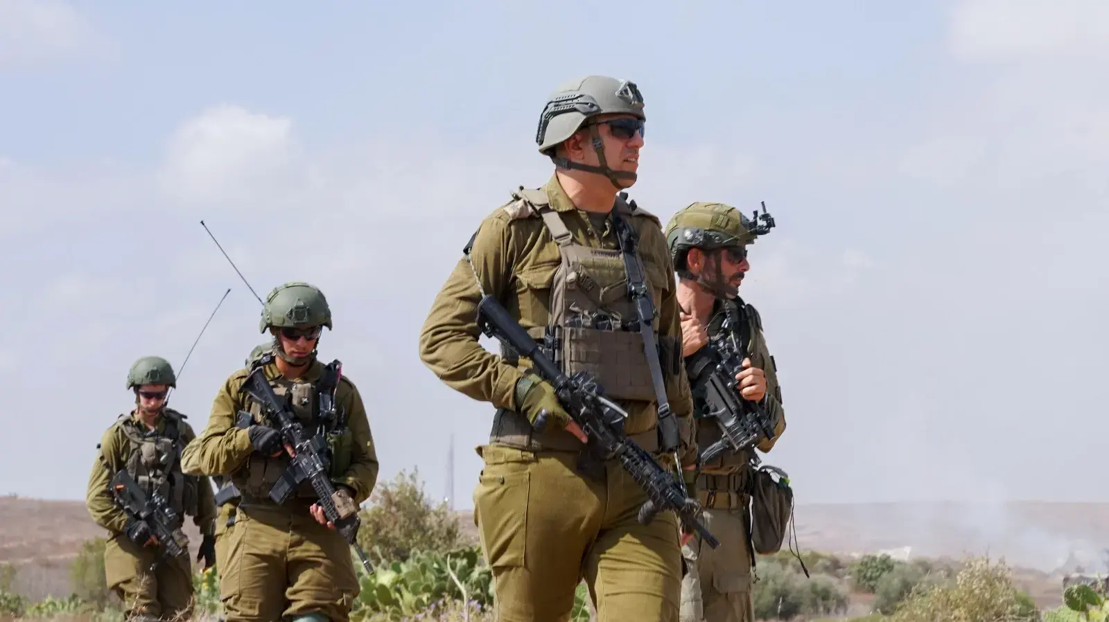 אל"מ טל אשור (מקדימה) עם חייליו