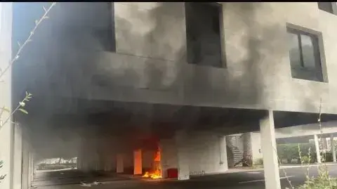 צרפת: שוטר נפצע מפיצוץ מחוץ לבית כנסת; דלתות במתחם הוצתו צרפת: שוטר נפצע מפיצוץ מחוץ לבית כנסת; דלתות במתחם הוצתו