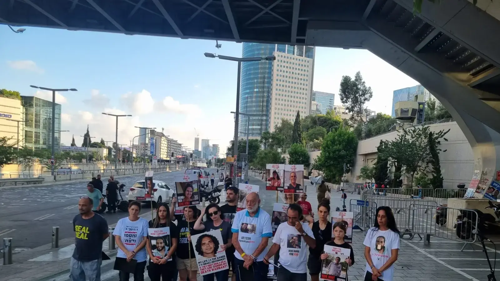הצהרת משפחות החטופים ליד קריית הממשלה בתל אביב 24 באוגוסט 2024 הצהרת משפחות החטופים ליד קריית הממשלה בתל אביב 24 באוגוסט 2024