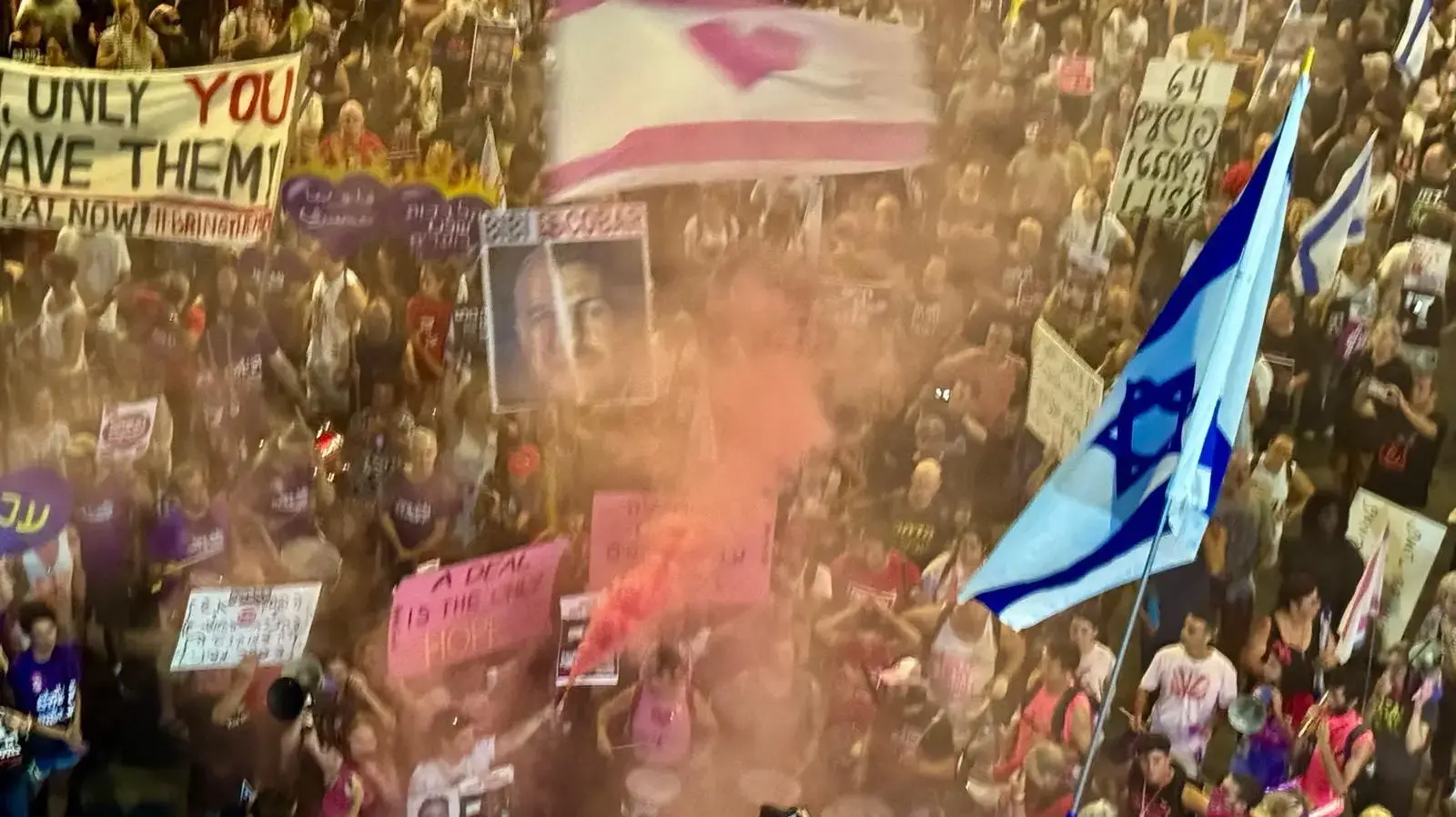 הפגנה בשער בגין. מדליקים אבוקה להזדהות עם דברי עינב צנקאוגר שבנה חטוף בעזה 24 באוגוסט 2024 הפגנה בשער בגין. מדליקים אבוקה להזדהות עם דברי עינב צנקאוגר שבנה חטוף בעזה 24 באוגוסט 2024