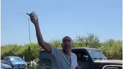 תושב הפזורה הבדואית מתקיף את הפרשן אליהו יוסיאן. 24 באוגוסט 2024 תושב הפזורה הבדואית מתקיף את הפרשן אליהו יוסיאן. 24 באוגוסט 2024