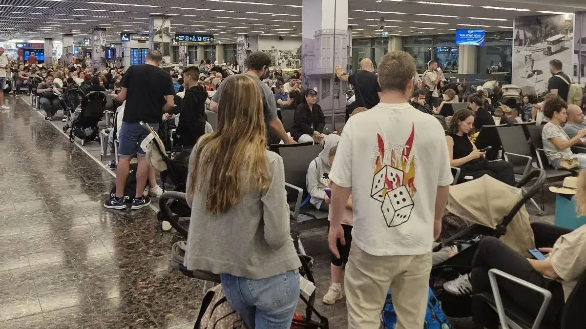 נוסעים מחכים לטיסה שלהם בנתב"ג נוסעים מחכים לטיסה שלהם בנתב"ג