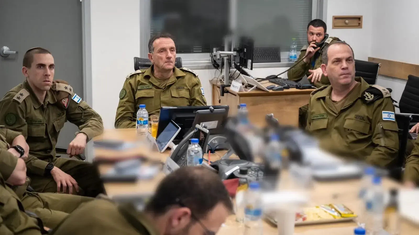 הרמטכ״ל, רב-אלוף הרצי הלוי, מפקד על פעולות ההתקפה וההגנה מהבור בקריה, ומקיים הערכת מצב מתמשכת עם חברי פורום המטכ״ל, חיל האוויר, פיקוד הצפון ואגף המודיעין, 25 באוגוסט 2024 הרמטכ״ל, רב-אלוף הרצי הלוי, מפקד על פעולות ההתקפה וההגנה מהבור בקריה, ומקיים הערכת מצב מתמשכת עם חברי פורום המטכ״ל, חיל האוויר, פיקוד הצפון ואגף המודיעין, 25 באוגוסט 2024