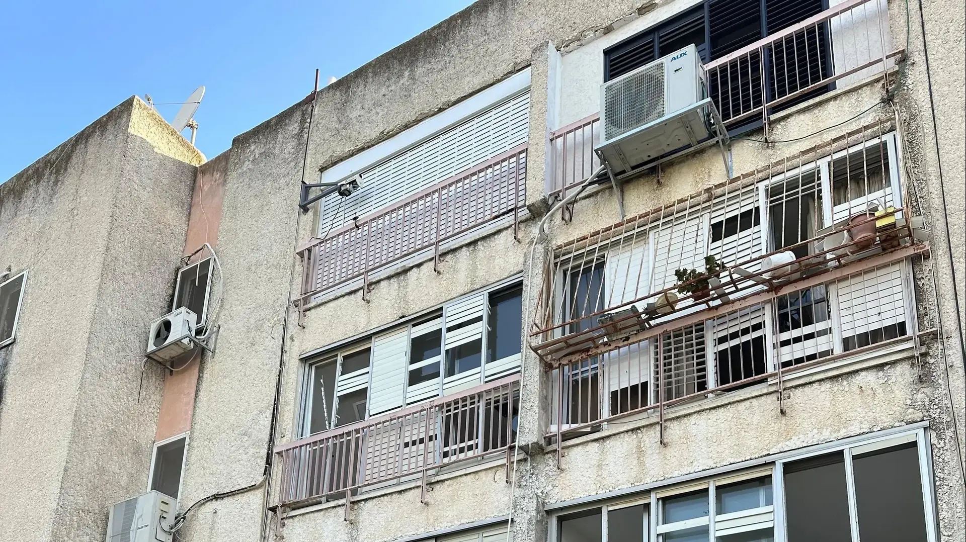 נזק שנגרם לבית לאחר מטח חיזבאללה, עכו, 25 באוגוסט 2024