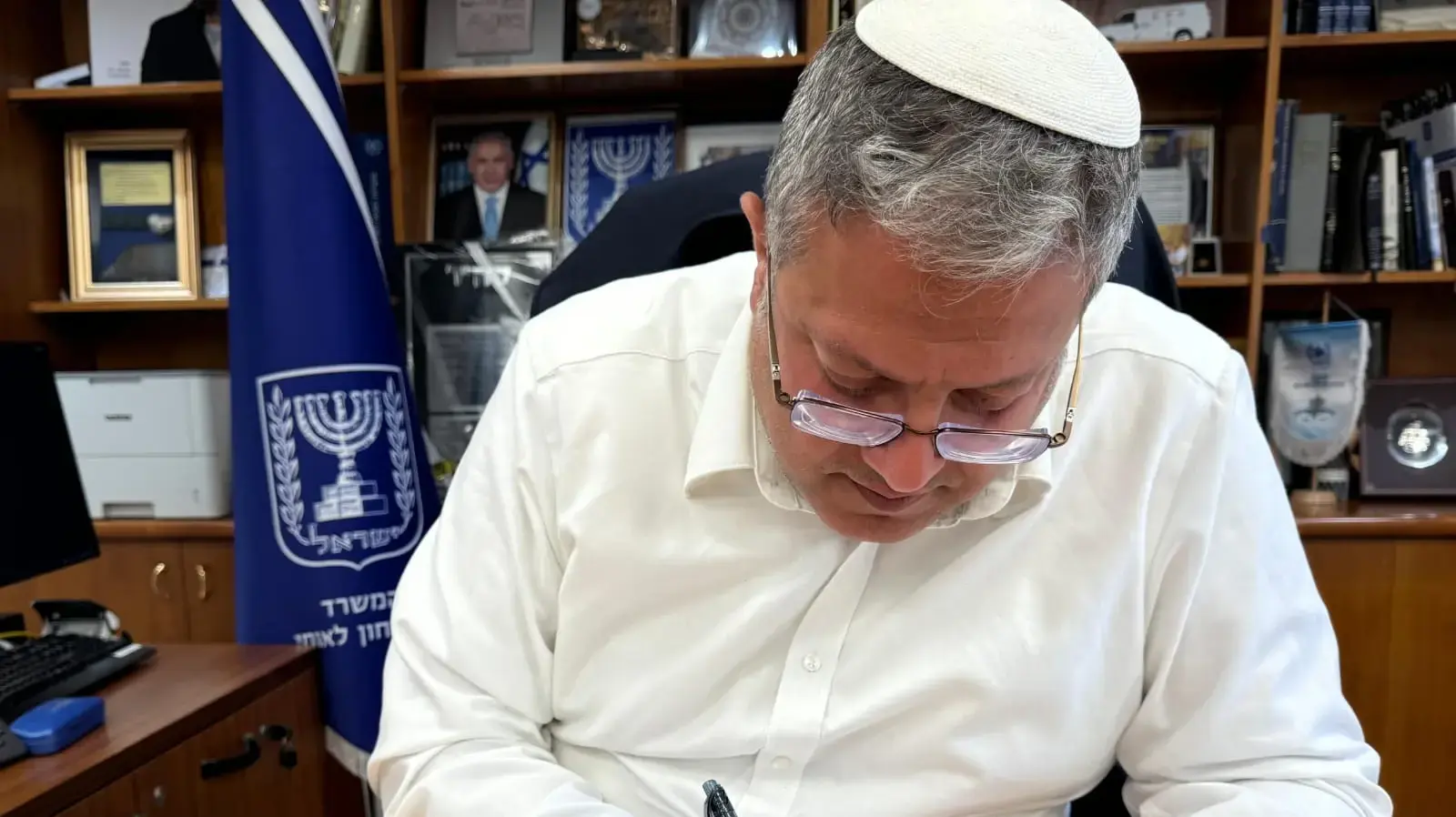בן גביר חותם על הצו