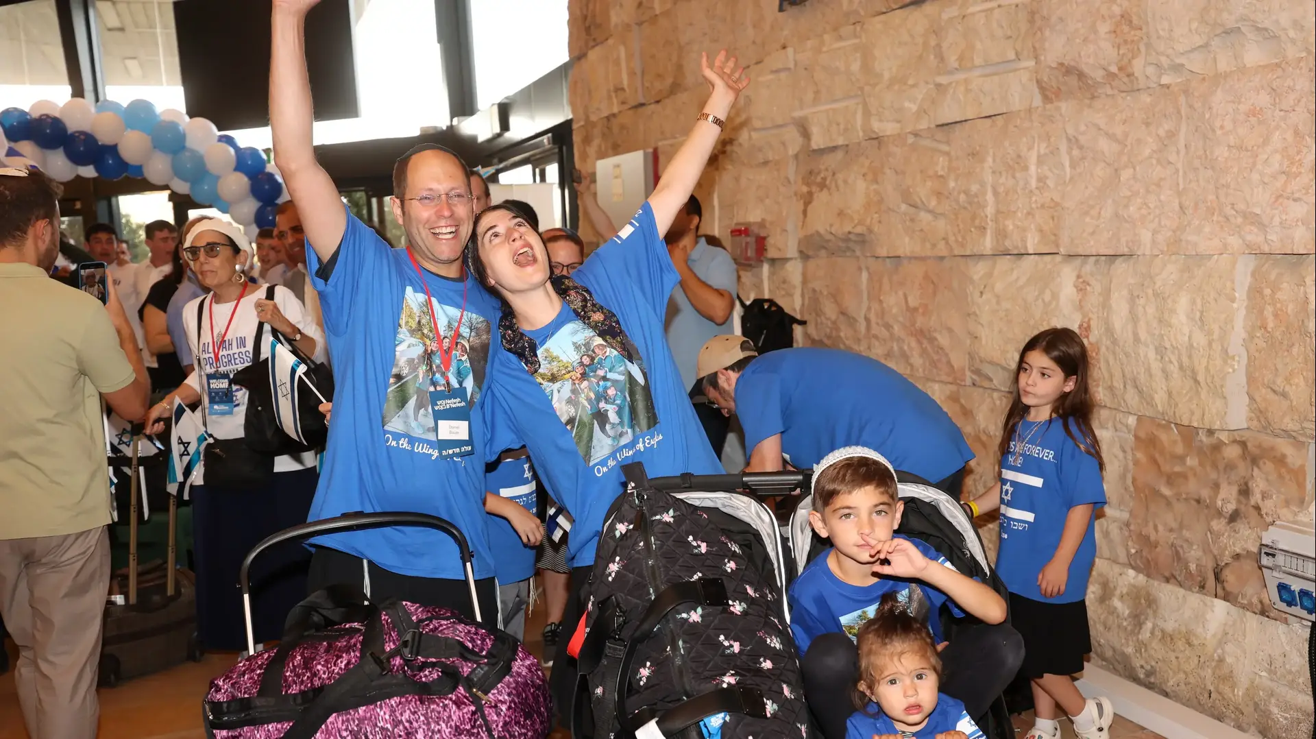 משפחת באוור נכנסת לישראל בשירים וריקודים משפחת באוור נכנסת לישראל בשירים וריקודים