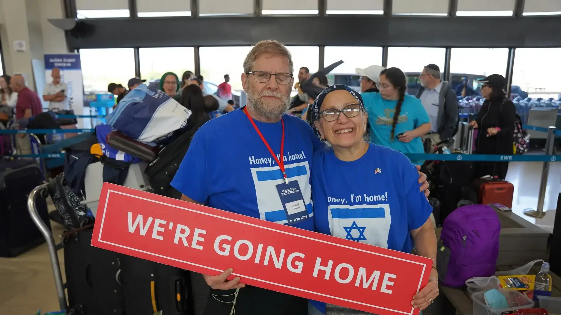 שמואל ומלכה בנשיר בשדה התעופה בניו יורק לפני הטיסה לישראל שמואל ומלכה בנשיר בשדה התעופה בניו יורק לפני הטיסה לישראל