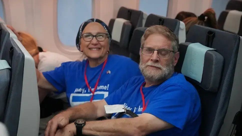שמואל ומלכה בנשיר על המטוס בדרך לישראל שמואל ומלכה בנשיר על המטוס בדרך לישראל
