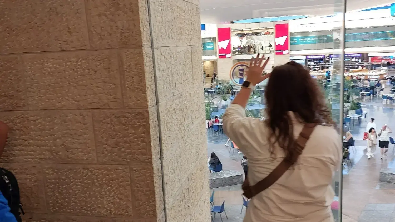 גרייס שנק מנופפת לבן דודה בנתב"ג גרייס שנק מנופפת לבן דודה בנתב"ג