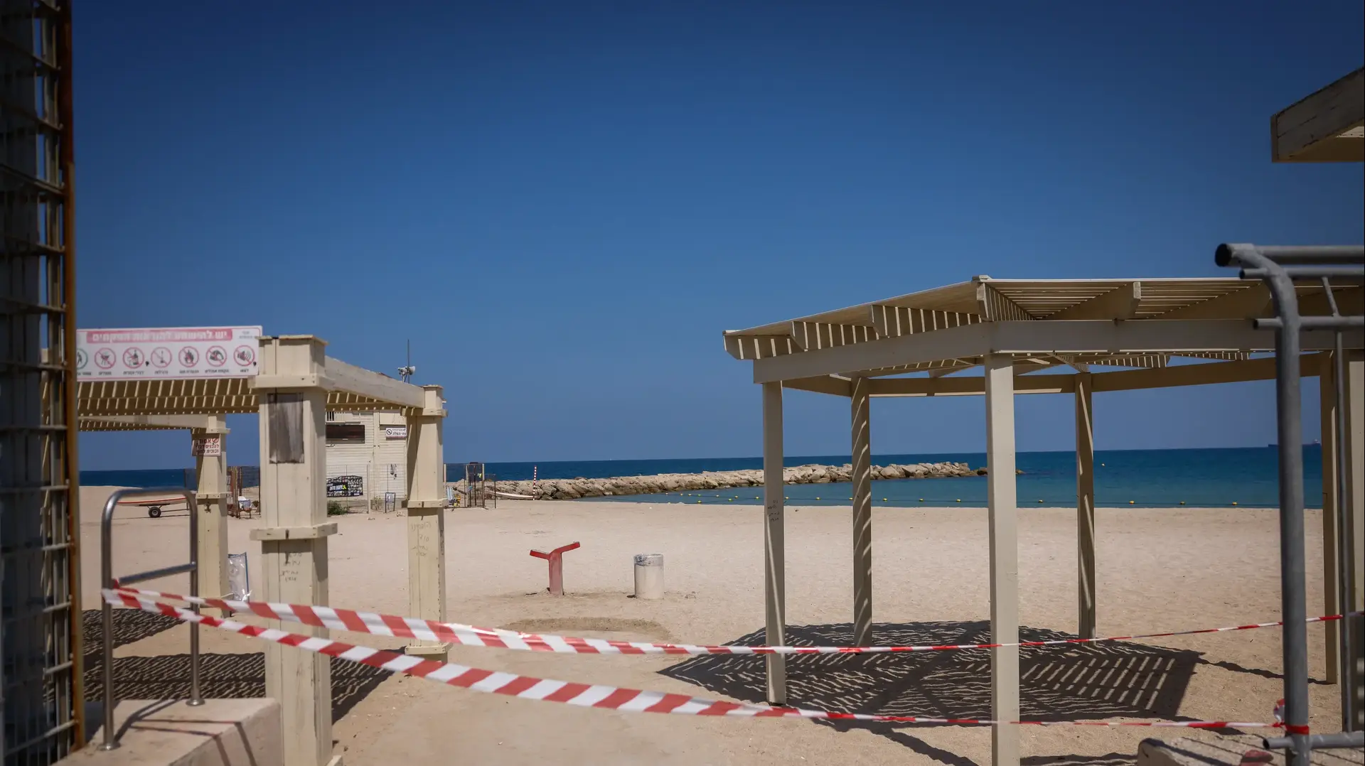 חוף הים סגור לרחצה, חיפה, 25 באוגוסט 2024 חוף הים סגור לרחצה, חיפה, 25 באוגוסט 2024