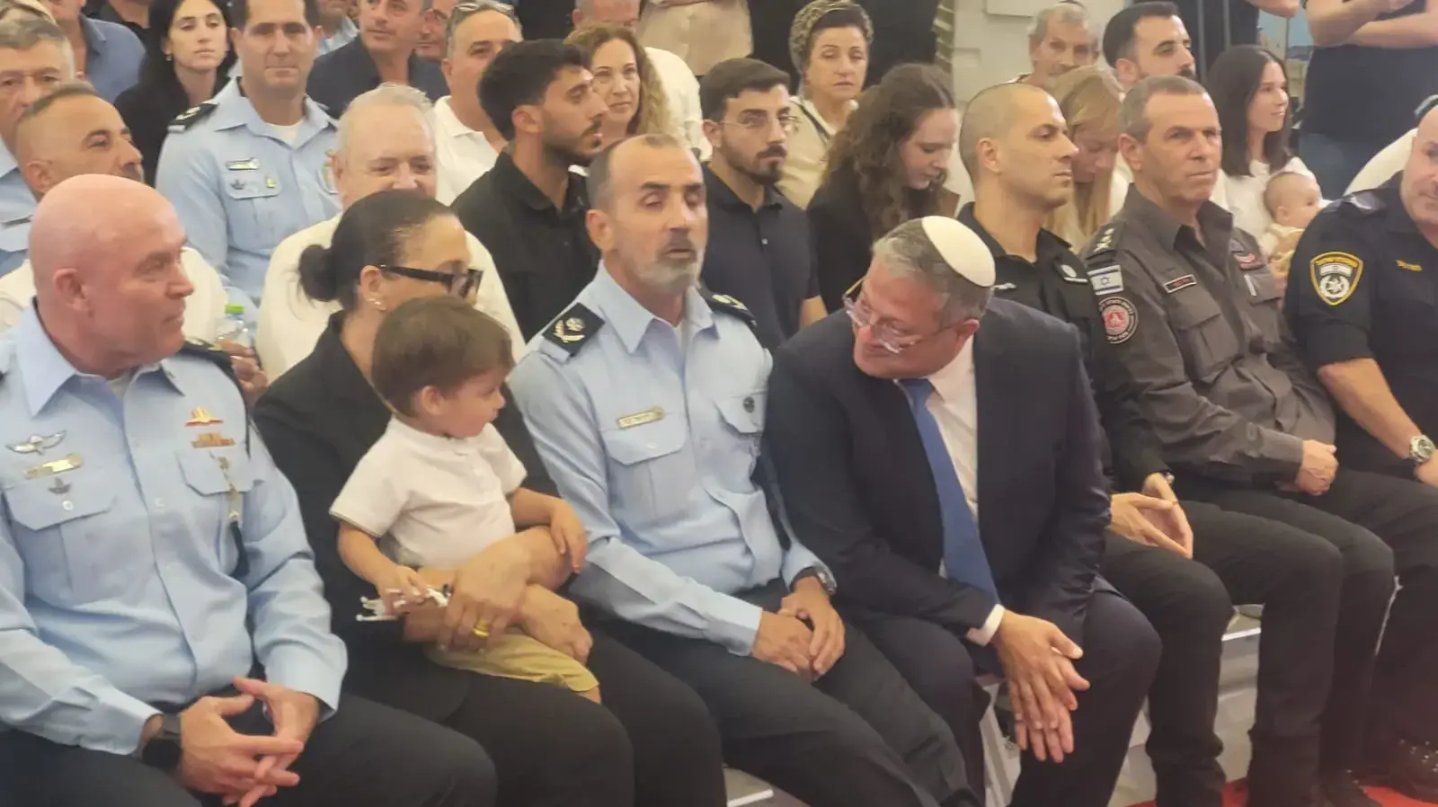 השר לבטחון לאומי, ח"כ איתמר בן גביר, מעניק דרגת רב ניצב לדניאל לוי, המפכ"ל ה- 20 של משטרת ישראל. השר לבטחון לאומי, ח"כ איתמר בן גביר, מעניק דרגת רב ניצב לדניאל לוי, המפכ"ל ה- 20 של משטרת ישראל.