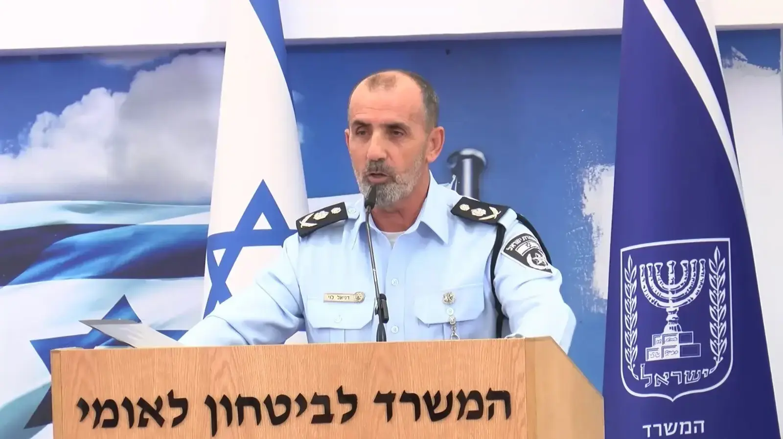 השר לבטחון לאומי, ח"כ איתמר בן גביר, מעניק דרגת רב ניצב לדניאל לוי, המפכ"ל ה- 20 של משטרת ישראל. השר לבטחון לאומי, ח"כ איתמר בן גביר, מעניק דרגת רב ניצב לדניאל לוי, המפכ"ל ה- 20 של משטרת ישראל.