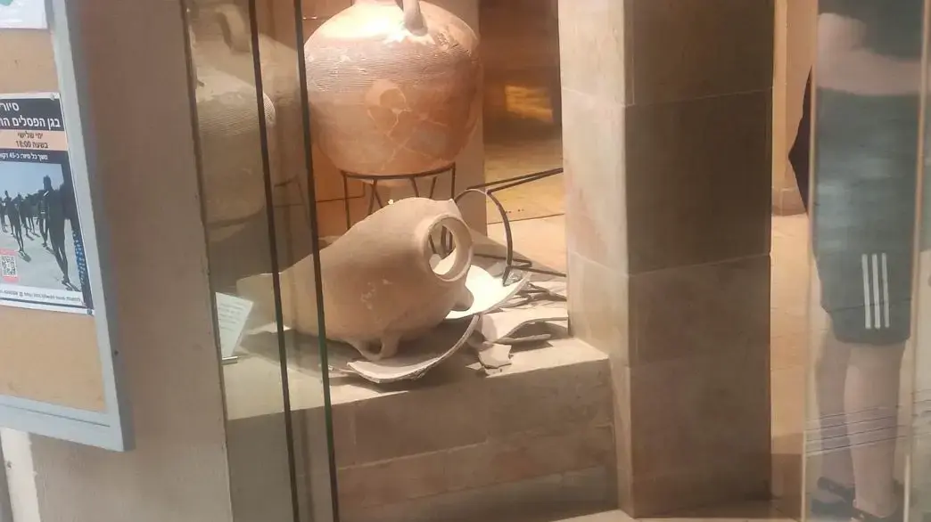תקרית מצערת במוזיאון הכט באוניברסיטת חיפה. אחד המבקרים, ילד כבן 5 נתקל (שישי) בשוגג בכד עתיק בן כ- 3,500 שנה.